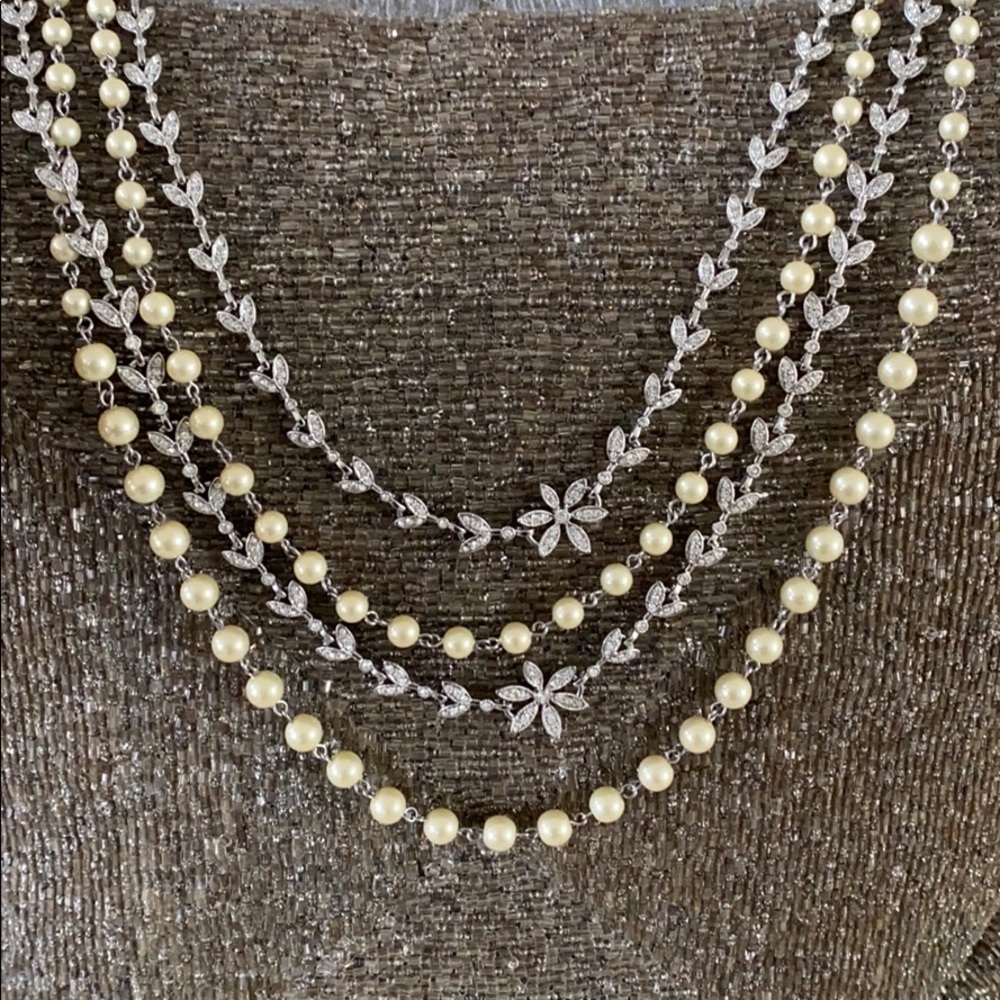 Carolee Lux multi strand pearl necklace 😍